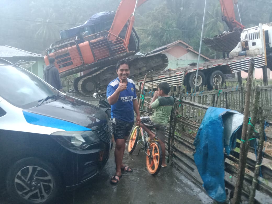 Sahril Senen, tokoh masyarakat Desa Tolau sedang menyaksikan pemulangan alat berat di Desanya. (Foto: Dok. Hibata.id)