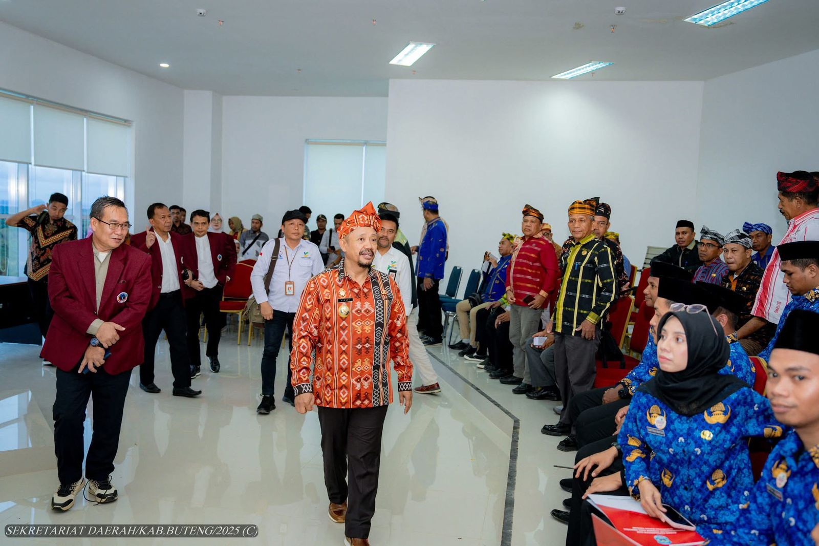 Bupati Dr. Azhari usai membuka Pekan Olahraga Pelajar Daerah (POPDA) tingkat kabupaten di Gedung Kesenian Mawasangka. Foto: Humas, Minggu (11/5/2025).