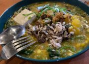 Bubur Tinutuan Manado, Kuliner Lokal yang Makin Dilirik Pecinta Makanan Sehat. Foto: Hibata.id