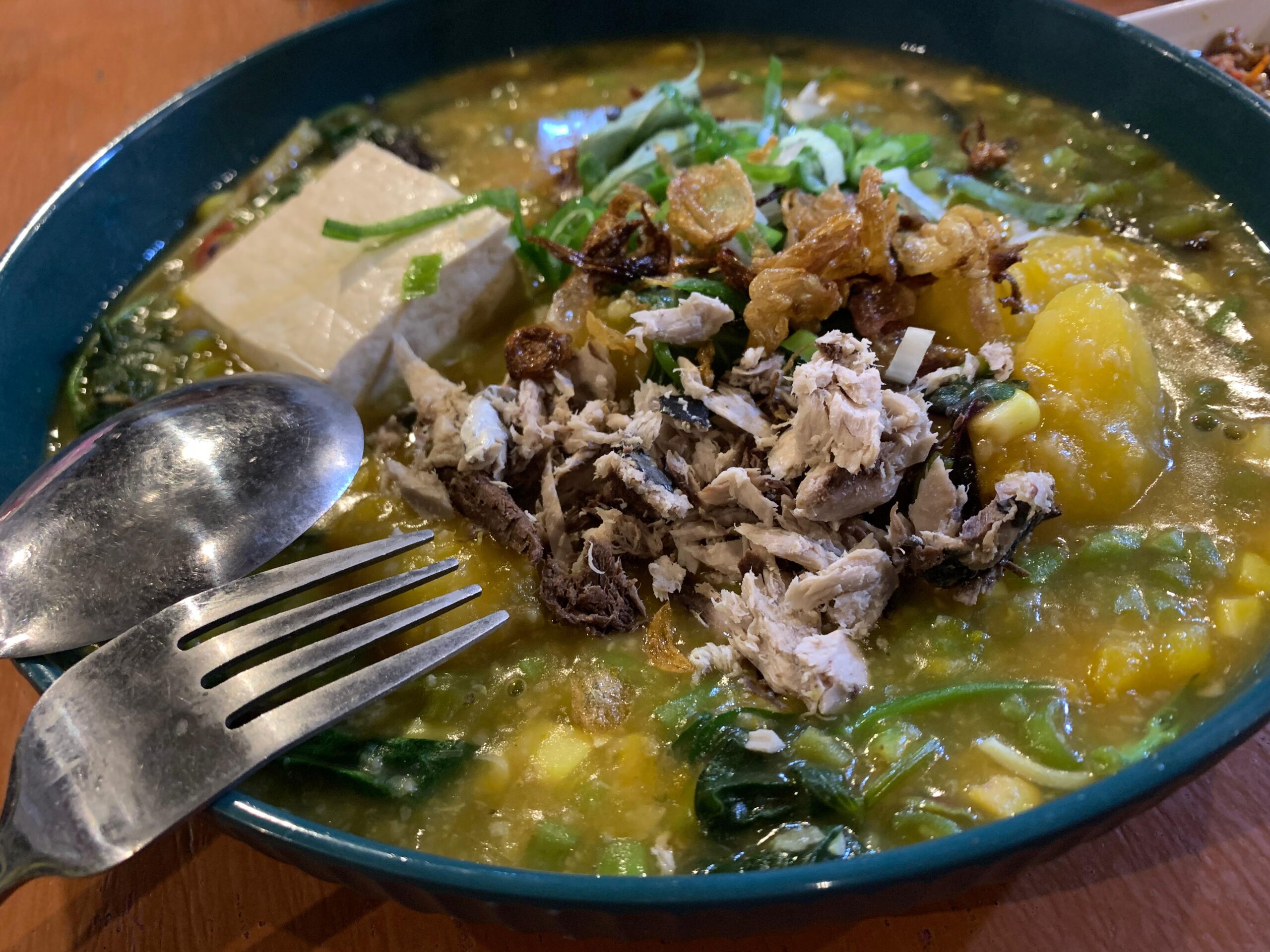 Bubur Tinutuan Manado, Kuliner Lokal yang Makin Dilirik Pecinta Makanan Sehat. Foto: Hibata.id