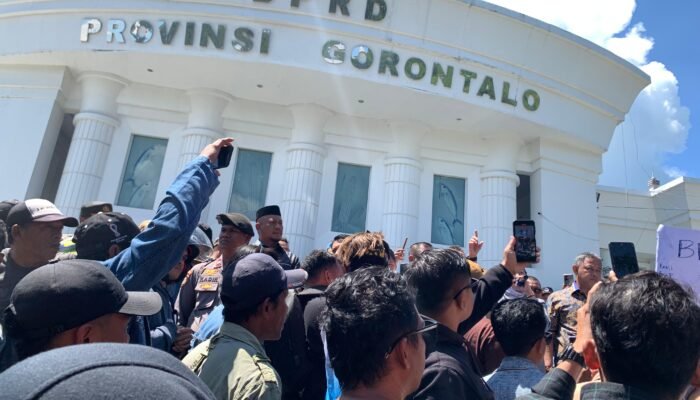 Warga Bonebol Geruduk DPRD Provinsi Gorontalo, Tuntut Zona Aman Penambang Rakyat