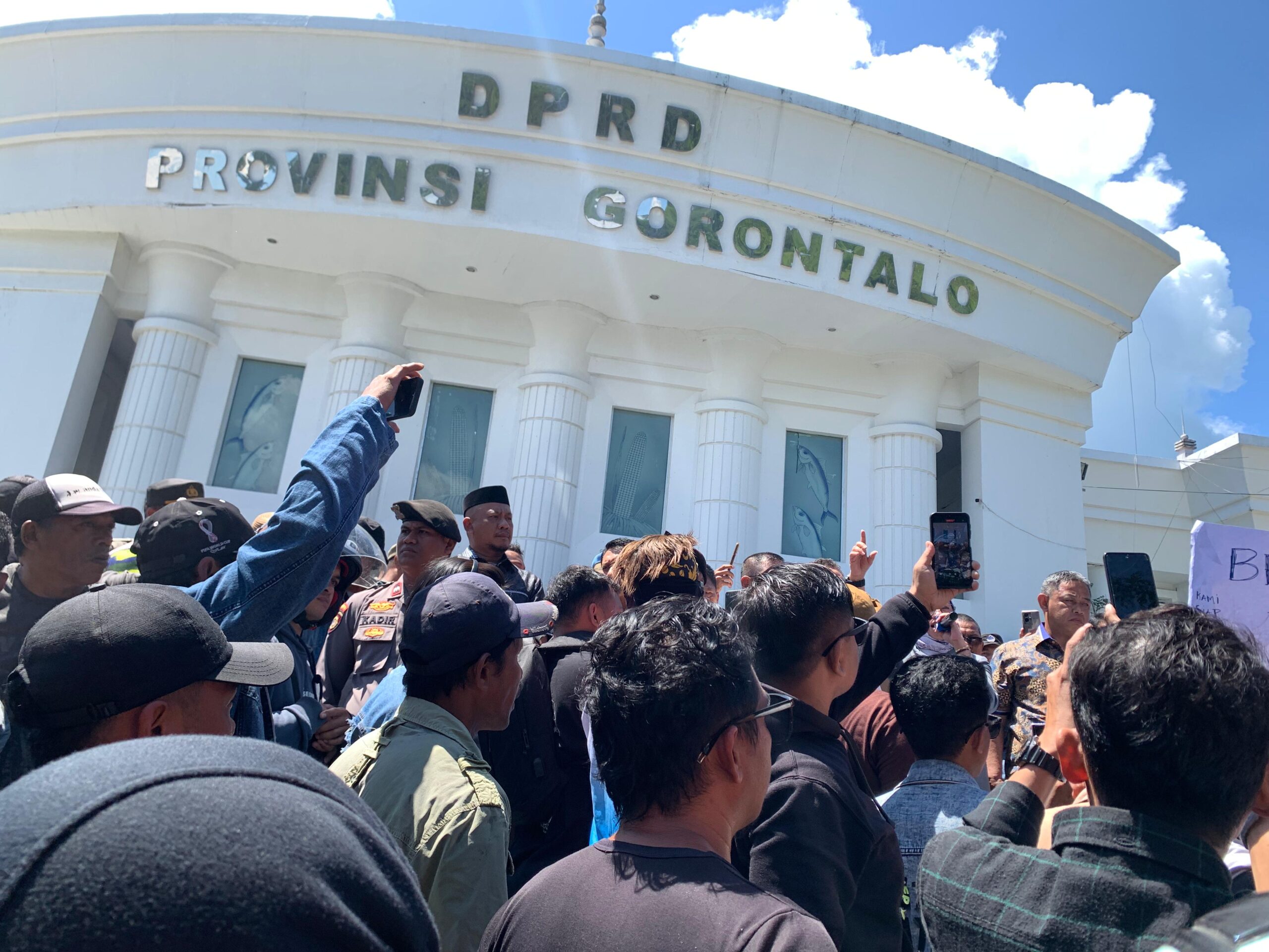 Ratusan Penambang Rakyat Geruduk DPRD Gorontalo, Desak Penghentian Aktivitas PT Gorontalo Mineral. Foto:Hibata.id