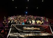 Polda Papua Barat mengadakan nonton bareng film “Sayap Sayap Patah 2” bersama ormas dan mahasiswa di Manokwari sebagai bagian dari upaya mempererat sinergi polisi/Hibata.id