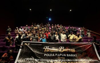 Polda Papua Barat mengadakan nonton bareng film “Sayap Sayap Patah 2” bersama ormas dan mahasiswa di Manokwari sebagai bagian dari upaya mempererat sinergi polisi/Hibata.id