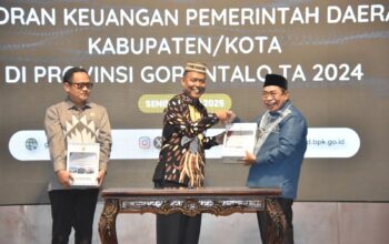 Wali Kota Gorontalo Adhan Dambea saat menerima opini Wajar Tanpa Pengecualian (WTP) dari Badan Pemeriksa Keuangan (BPK) Perwakilan Provinsi Gorontalo, Senin (19/5/2025). (Foto: Humas Pemkot Gorontalo)