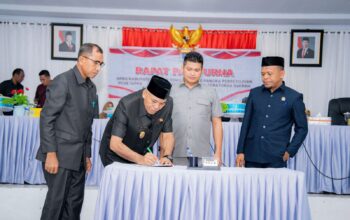 Dewan Perwakilan Rakyat Daerah (DPRD) Buton Tengah (Buteng) bersama pihak eksekutif, pada Senin siang (19/05/2025), menggelar sidang paripurna. Foto: Hibata.id