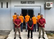 Kantor Imigrasi Kelas I TPI Gorontalo, di bawah Kantor Wilayah Direktorat Jenderal Imigrasi Gorontalo, mendeportasi lima warga negara Tiongkok yang diduga melakukan aktivitas tanpa izin di lokasi pertambangan emas ilegal (PETI) di Kabupaten Pohuwato, Provinsi Gorontalo. Foto: Imigrasi/Hibata.id