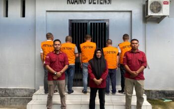 Kantor Imigrasi Kelas I TPI Gorontalo, di bawah Kantor Wilayah Direktorat Jenderal Imigrasi Gorontalo, mendeportasi lima warga negara Tiongkok yang diduga melakukan aktivitas tanpa izin di lokasi pertambangan emas ilegal (PETI) di Kabupaten Pohuwato, Provinsi Gorontalo. Foto: Imigrasi/Hibata.id