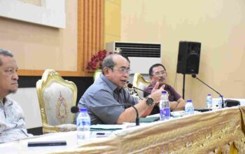 Wali Kota Gorontalo, Adhan Dambea saat hadir di kegiatan pembinaan ASN dan TPKD di lingkungan Dinas Kesehatan, Dinas PUPR, dan Dinas Perhubungan, yang berlangsung di BLY, Senin (26/5/2025). (Foto: Humas Pemkot Gorontalo)