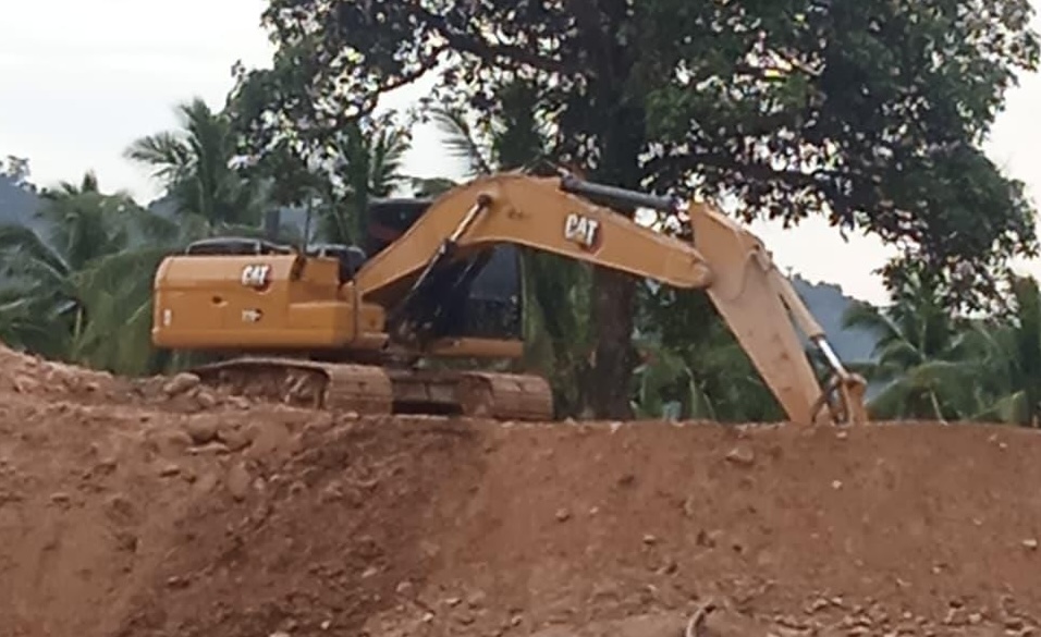 Salah satu alat berat excavator di lokasi pertambangan emas tanpa izin (PETI) di Desa Popaya, Kecamatan Dengilo, Kabupaten Pohuwato. (Foto: Dok. Hibata.id)