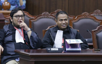 Kuasa Hukum Pemohon saat sidang pengucapan putusan perkara nomor 313/PHPU.BUP-XXIII/2025 Perselisihan Hasil Pemilihan Umum Bupati Kabupaten Barito Utara, Rabu (14/5/2025). Foto Humas/Bay/Hibata.id
