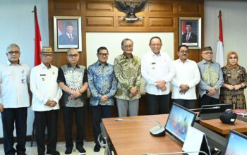 Gubernur Gorontalo Gusnar Ismail saat bertemu Menteri Pekerjaan Umum dan Perumahan Rakyat (PUPR) Dody Hanggodo di ruang rapat Menteri, Kebayoran Baru, Jakarta Selatan, Kamis (8/5/2025). (Foto : Tim Komunikasi Gubernur)