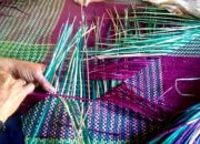 Amongo atau tikar anyaman tradisional Gorontalo yang terbuat dari tumbuhan rawa/Hibata.id