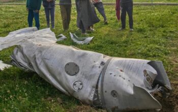 Bangkai pesawat jet tempur yang ditembak jatuh Pakistan (dok: AP)/Hibata.id