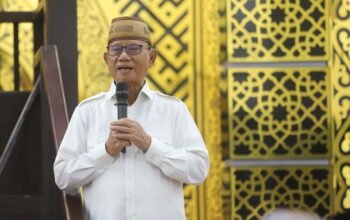 Bupati Ismet Mile saat menghadiri dan memberikan sambutan pada kegiatan Doa Akhir dan Awal Tahun Baru Islam 1 Muharram 1447 Hijriyah, di Masjid Agung Al-Marhamah Suwawa, Kamis (26/5/2026). (F.Yudi)/Hibata.id