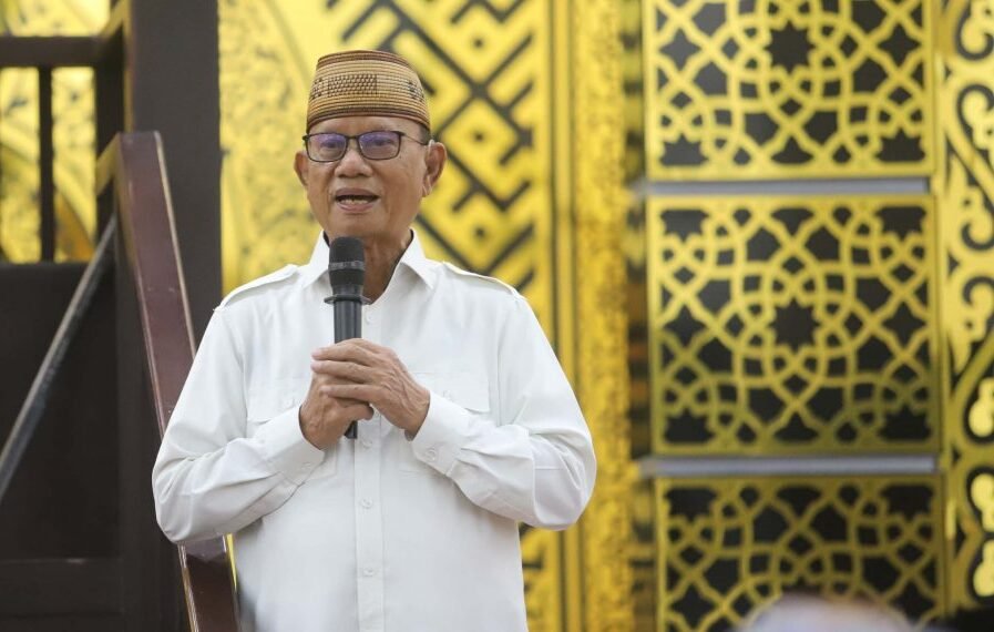 Bupati Ismet Mile saat menghadiri dan memberikan sambutan pada kegiatan Doa Akhir dan Awal Tahun Baru Islam 1 Muharram 1447 Hijriyah, di Masjid Agung Al-Marhamah Suwawa, Kamis (26/5/2026). (F.Yudi)/Hibata.id