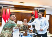 Presiden Prabowo Subianto langsung memimpin rapat terbatas bersama perwakilan DPR, Wakil Ketua DPR, Bapak Prof. Sufmi Dasco Ahmad, Menteri Dalam Negeri, Bapak Tito Karnavian, Menteri Sekretaris Negara, Bapak Prasetyo Hadi, beserta Gubernur Aceh, Bapak Muzakir Manaf, dan Gubernur Sumatra Utara, Bapak Bobby Nasution, yang berada di kompleks Istana Kepresidenan Jakarta, pada Selasa, 17 Juni 2025. Foto: Setkab/Hibata.id
