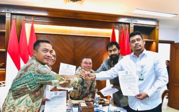 Presiden Prabowo Subianto langsung memimpin rapat terbatas bersama perwakilan DPR, Wakil Ketua DPR, Bapak Prof. Sufmi Dasco Ahmad, Menteri Dalam Negeri, Bapak Tito Karnavian, Menteri Sekretaris Negara, Bapak Prasetyo Hadi, beserta Gubernur Aceh, Bapak Muzakir Manaf, dan Gubernur Sumatra Utara, Bapak Bobby Nasution, yang berada di kompleks Istana Kepresidenan Jakarta, pada Selasa, 17 Juni 2025. Foto: Setkab/Hibata.id