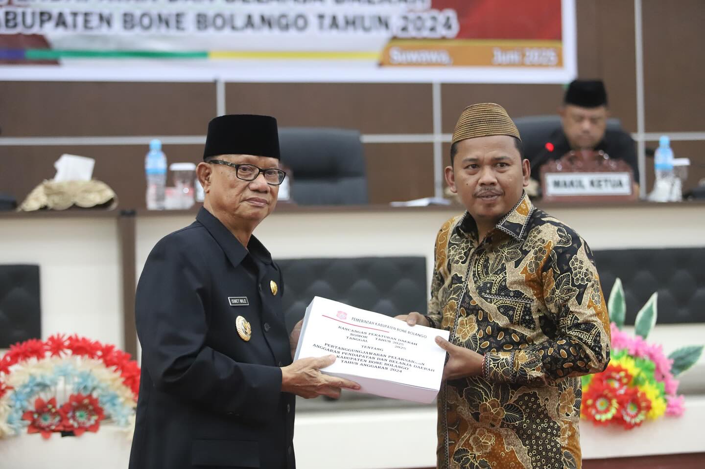 Bupati Ismet Mile saat menyerahkan dokumen Ranperda Pertanggungjawaban pelaksanaan anggaran pendapatan dan belanja daerah Kabupaten Bone Bolango tahun anggaran 2024 kepada Ketua DPRD Faisal Yunus pada Rapat Paripurna Pembicaraan Tingkat I, di ruang Sidang DPRD Bone Bolango. Dok. Humas/Hibata.id