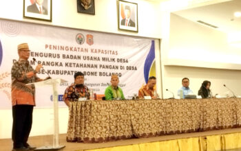 Bupati Ismet Mile saat memberikan sambutan pada kegiatan Peningkatan Kapasitas Pengurus Badan Usaha Milik Desa yang diselenggarakan di Fox Hotel Kota Gorontalo, Kamis (12/06/2026) malam. (F.AKP)