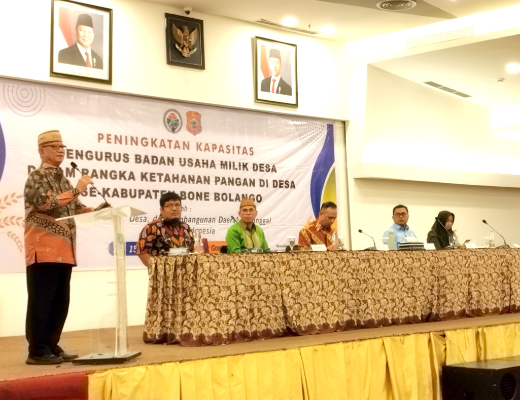 Bupati Ismet Mile saat memberikan sambutan pada kegiatan Peningkatan Kapasitas Pengurus Badan Usaha Milik Desa yang diselenggarakan di Fox Hotel Kota Gorontalo, Kamis (12/06/2026) malam. (F.AKP)