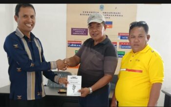 Respon Aspirasi Warga, Legislator Buteng Beli Alat Pemecah Batu Pakai Dana Pribadi