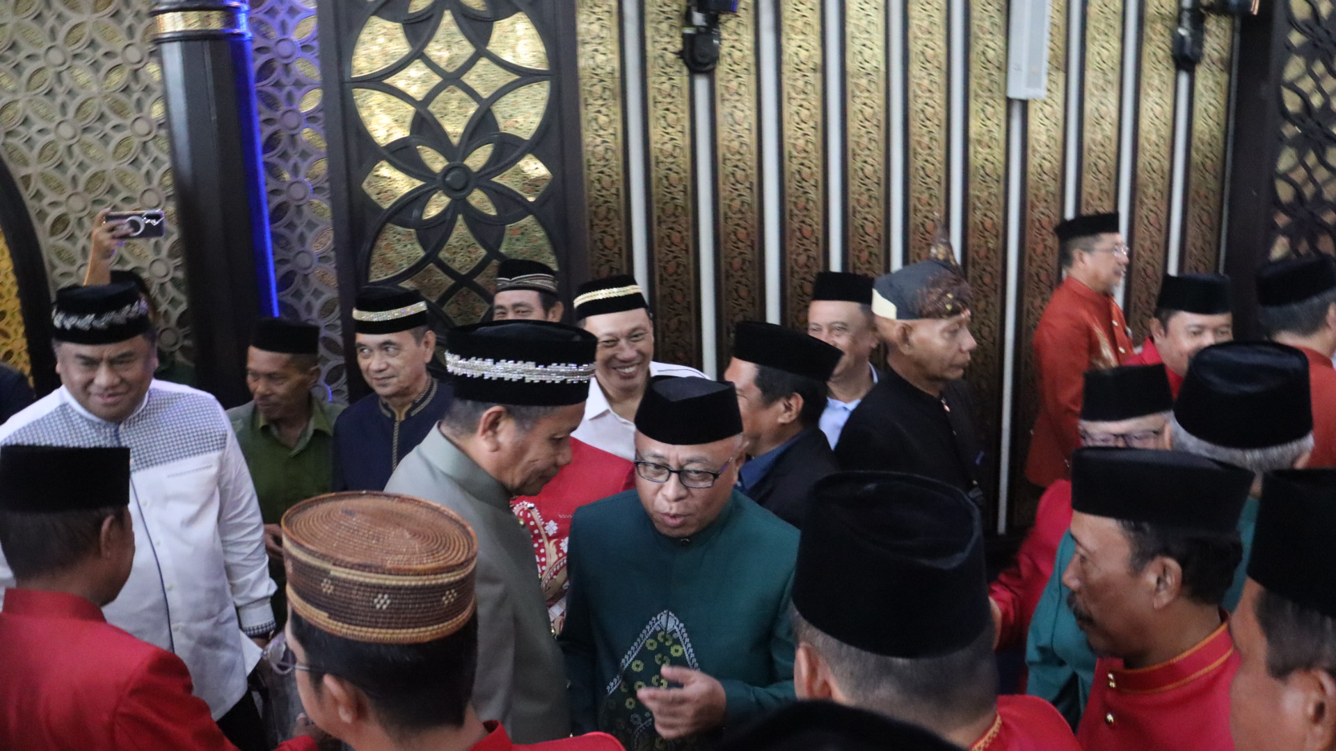 Wakil Ketua DPRD Provinsi Gorontalo, Ridwan Monoarfa, bersama istri menunaikan Salat Idul Adha 1446 Hijriah di Masjid Agung Baiturrahman, Kabupaten Gorontalo, Jumat (6/6/2025)