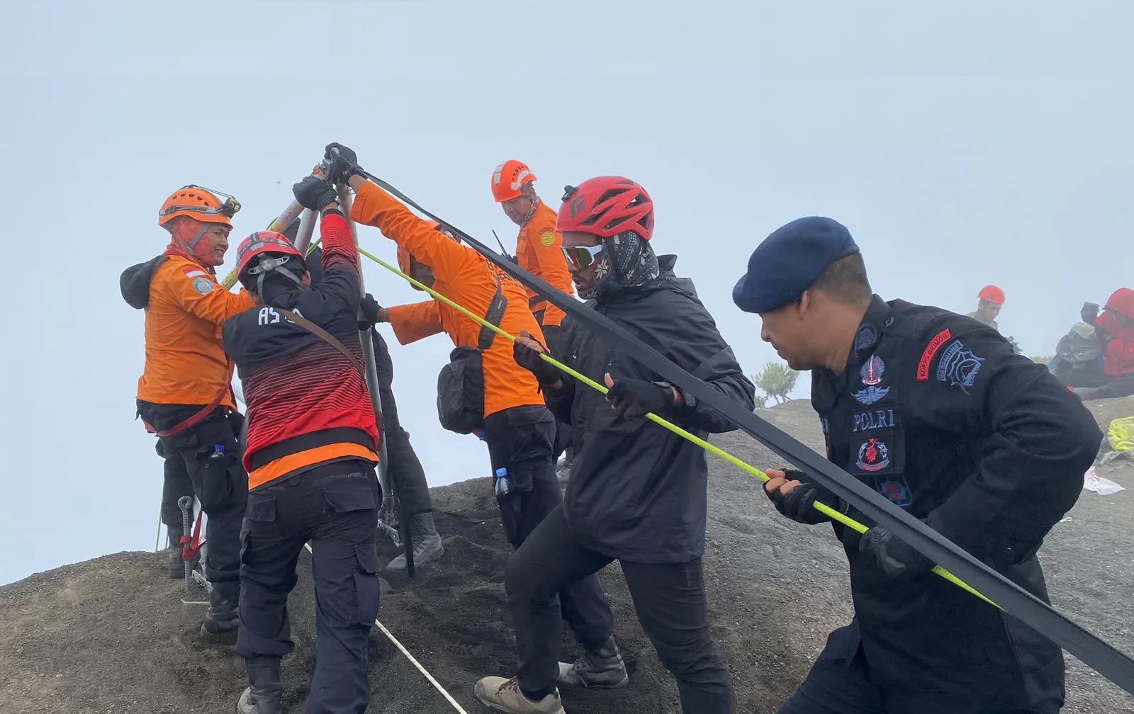 Setelah lima hari perjuangan melintasi medan ekstrem Gunung Rinjani, proses evakuasi pendaki asal Brasil yang mengalami kecelakaan berhasil diselesaikan. Foto: Basarnas/Hibata.id