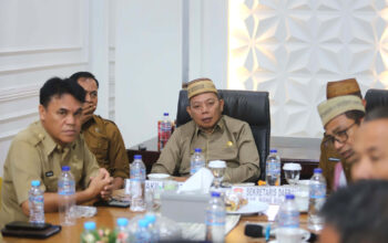 Wabup Risman Tolingguhu saat memimpin Rapat Koordinasi Rencana Pembangunan KEK, di Ruang Rapat Bappeda Litbang Bone Bolango, Selasa (17/6/2025). (F.Yudi) /Hibata.id