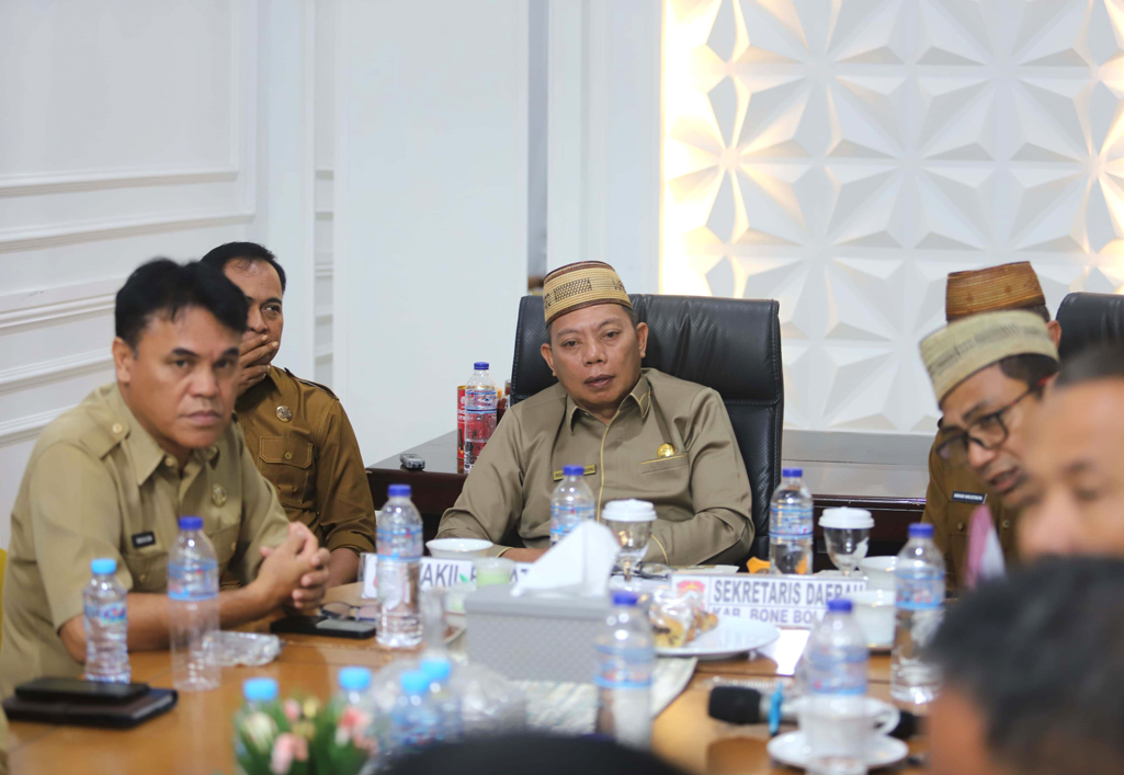 Wabup Risman Tolingguhu saat memimpin Rapat Koordinasi Rencana Pembangunan KEK, di Ruang Rapat Bappeda Litbang Bone Bolango, Selasa (17/6/2025). (F.Yudi) /Hibata.id