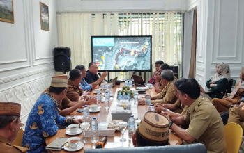Pelaksanaan Rapat Koordinasi Rencana Pembangunan KEK yang dipimpin Wabup Risman Tolingguhu, di Ruang Rapat Bappeda Litbang Bone Bolango, Selasa (17/6/2025). (F.Yudi)/Hibata