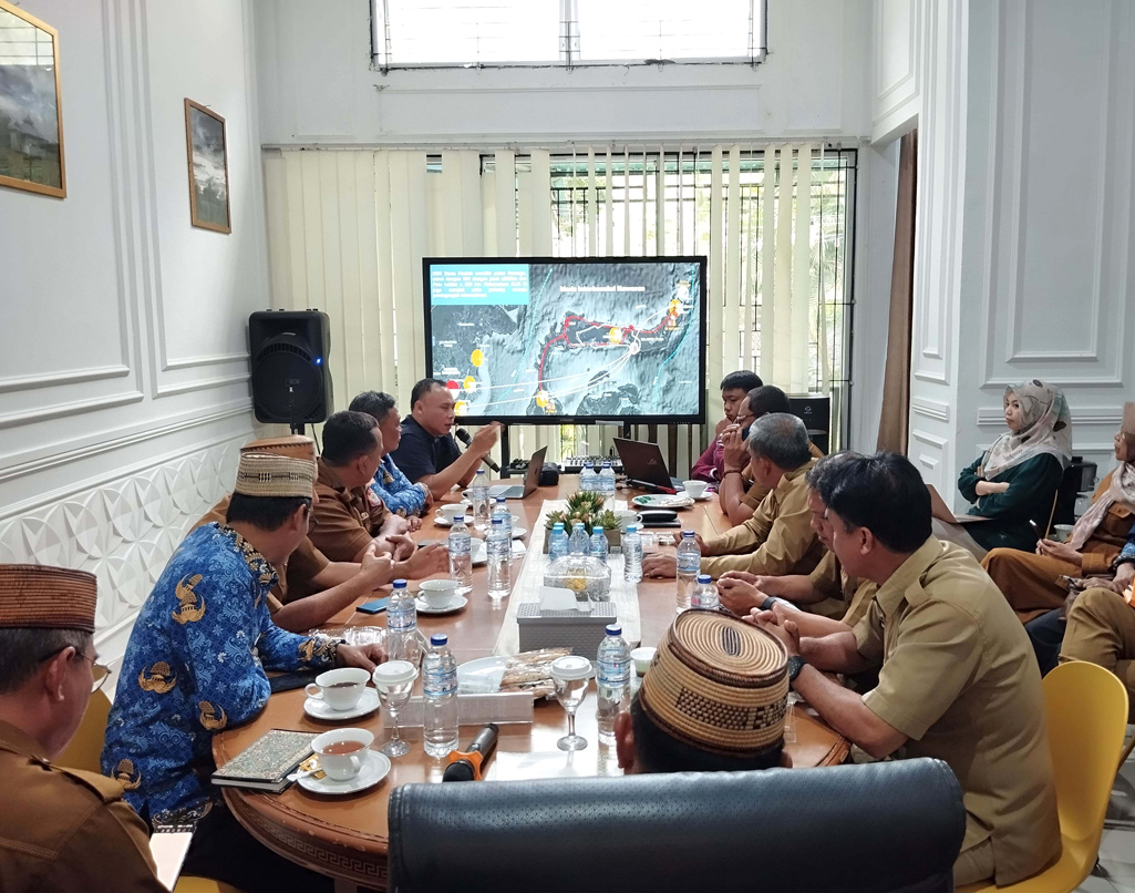 Pelaksanaan Rapat Koordinasi Rencana Pembangunan KEK yang dipimpin Wabup Risman Tolingguhu, di Ruang Rapat Bappeda Litbang Bone Bolango, Selasa (17/6/2025). (F.Yudi)/Hibata