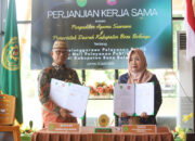 Bupati Ismet Mile dan Ketua Pengadilan Agama Suwawa, Noni Tobito melakukan Penandatangan Kerja Sama tentang penyelenggaraan publik pada Mall Pelayanan Publik (MPP) Kabupaten Bone Bolango, di Kantor Pengadilan Agama Suwawa, Jumat (13/6/2025). (F.Yudi/Prokopim)