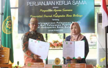 Bupati Ismet Mile dan Ketua Pengadilan Agama Suwawa, Noni Tobito melakukan Penandatangan Kerja Sama tentang penyelenggaraan publik pada Mall Pelayanan Publik (MPP) Kabupaten Bone Bolango, di Kantor Pengadilan Agama Suwawa, Jumat (13/6/2025). (F.Yudi/Prokopim)