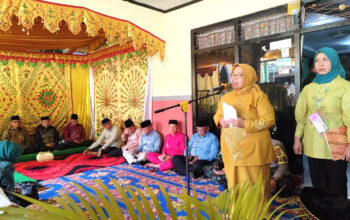 Ketua Tim Pembina Posyandu Kabupaten Bone Bolango, Ruwaida Mile saat memberikan sambutan usai mengukuhkan Tim Pembina Posyandu Kecamatan dan Desa se Suwawa Tengah disela pelaksanaan prosesi Adat Mopotilolo Bupati dan Wakil Bupati Bone Bolango, Kamis (12/6/2025). (F.AKP)/Hibata.id