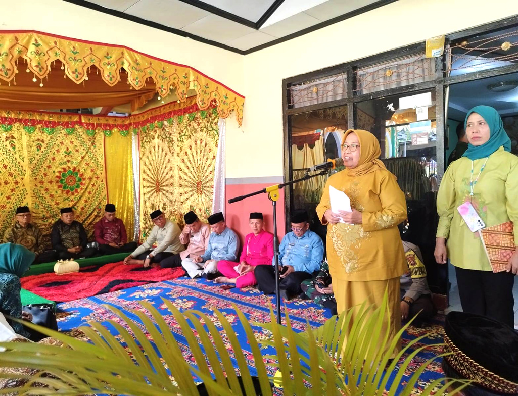 Ketua Tim Pembina Posyandu Kabupaten Bone Bolango, Ruwaida Mile saat memberikan sambutan usai mengukuhkan Tim Pembina Posyandu Kecamatan dan Desa se Suwawa Tengah disela pelaksanaan prosesi Adat Mopotilolo Bupati dan Wakil Bupati Bone Bolango, Kamis (12/6/2025). (F.AKP)/Hibata.id