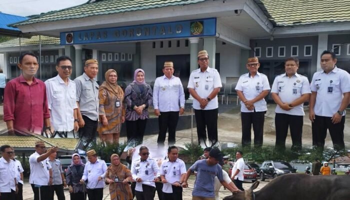 Wabup Bone Bolango Serahkan Sapi Kurban untuk Warga Binaan Lapas Gorontalo