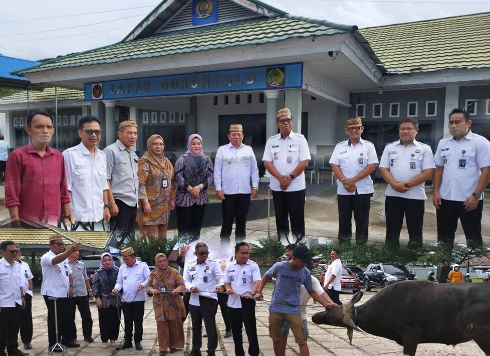 Pemerintah Kabupaten Bone Bolango menyerahkan sapi kurban kepada warga binaan Lapas Gorontalo sebagai wujud kepedulian pada perayaan Idul Adha 1446 H/2025 M