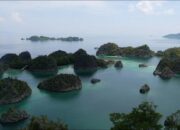 Suasana keindahan alam di sekitar Piaynemo, Raja Ampat, Papua Barat, Jumat (22/11/2019). Keindahan dan panorama alam masih menjadi daya tarik utama wisatawan baik lokal maupun mancanegara berkunjung ke kawasan Raja Ampat. (Liputan6.com/Herman Zakharia)