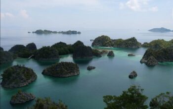 Suasana keindahan alam di sekitar Piaynemo, Raja Ampat, Papua Barat, Jumat (22/11/2019). Keindahan dan panorama alam masih menjadi daya tarik utama wisatawan baik lokal maupun mancanegara berkunjung ke kawasan Raja Ampat. (Liputan6.com/Herman Zakharia)
