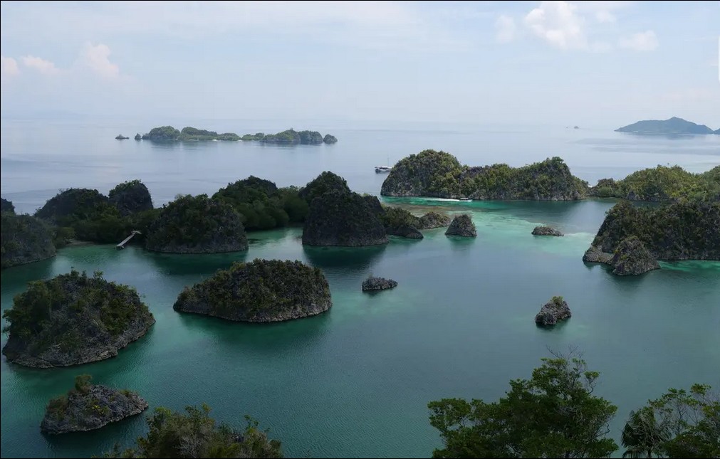 Suasana keindahan alam di sekitar Piaynemo, Raja Ampat, Papua Barat, Jumat (22/11/2019). Keindahan dan panorama alam masih menjadi daya tarik utama wisatawan baik lokal maupun mancanegara berkunjung ke kawasan Raja Ampat. (Liputan6.com/Herman Zakharia)