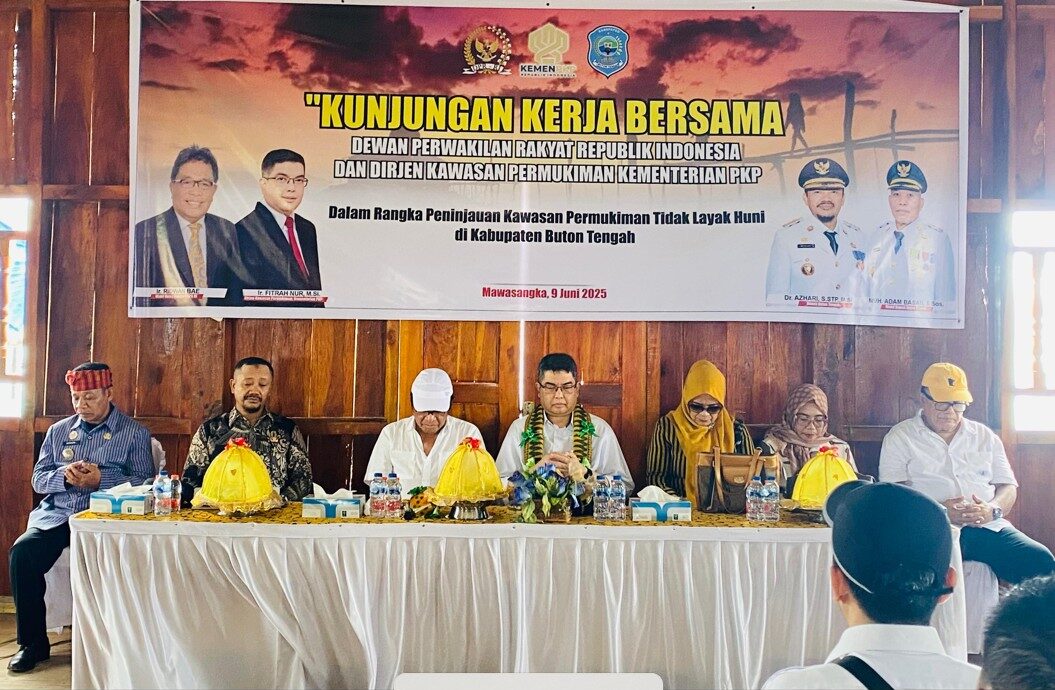 Ridwan Bae bersama Dirjen PKP meninjau kawasan rumah tidak layak huni di Buton Tengah. Bupati Buteng ajukan tambahan bantuan untuk kampung bajau dan desa terapung/Hibata.id