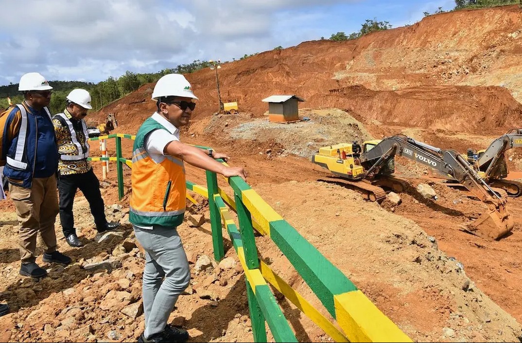 Dalam kunjungannya ke Pulau Gag Menteri ESDM Bahlil Lahadalia sempat bertemu dan berbincang langsung dengan warga di Pulau Gag. (Dok. Kementerian ESDM)
