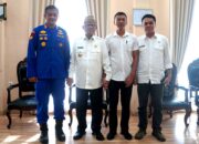 Bupati Ismet Mile saat menerima Audiens dari Dirpolairud Polda Gorontalo, Kombes Pol Wiyogo Pamungkas, di Ruang Kerja Bupati, Rabu (11/6/2025). (F.Onal) /Hibata.id