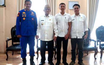 Bupati Ismet Mile saat menerima Audiens dari Dirpolairud Polda Gorontalo, Kombes Pol Wiyogo Pamungkas, di Ruang Kerja Bupati, Rabu (11/6/2025). (F.Onal) /Hibata.id