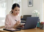 Ilustrasi wanita freelance di depan laptop (c) Shutterstock/Hibata.id
