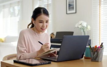 Ilustrasi wanita freelance di depan laptop (c) Shutterstock/Hibata.id