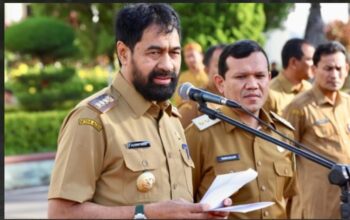Gubernur Aceh Muzakir Manaf, saat memimpin Apel Gabungan dan Halal Bi Halal Idul Fitri 1446 H, yang diikuti, Wakil Gubernur Aceh, Fadhlullah, SE, Plt. Sekda Aceh, M. Nasir, S.IP, MPA, para Asisten, Staf Ahli Gubernur, Kepala SKPA/Biro beserta seluruh jajaran ASN pada lingkungan Setda Aceh dan BPKA, di halaman Kantor Gubernur Aceh, Banda Aceh, Selasa (8/4/2025).