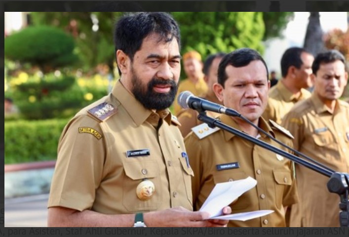 Gubernur Aceh Muzakir Manaf, saat memimpin Apel Gabungan dan Halal Bi Halal Idul Fitri 1446 H, yang diikuti, Wakil Gubernur Aceh, Fadhlullah, SE, Plt. Sekda Aceh, M. Nasir, S.IP, MPA, para Asisten, Staf Ahli Gubernur, Kepala SKPA/Biro beserta seluruh jajaran ASN pada lingkungan Setda Aceh dan BPKA, di halaman Kantor Gubernur Aceh, Banda Aceh, Selasa (8/4/2025).