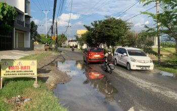 Kondisi kerusakan di ruas jalan Piola Isa, Kelurahan Wongkaditi, Kecamatan Kota Utara, Kota Gorontalo yang dekat dengan Rumah Pribadi Gubernur Gorontalo/Foto: Hibata.id